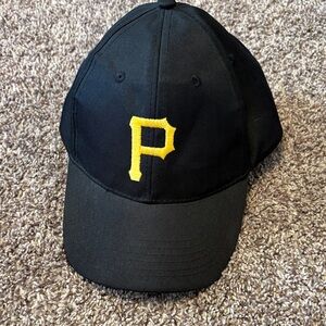 Stylish Black Baseball Cap with Yellow Logo feat Pittsburgh Pirates